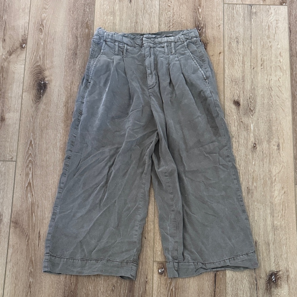 American Eagle Outfitters | Wide-Leg Chinos in Faded Green | size 6